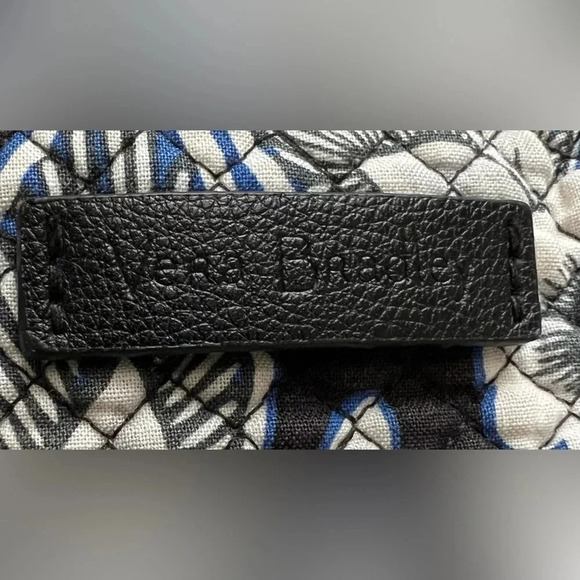 RETIRED: Vera Bradley | ladies Snow Lotus Hadley on the go shoulder handbag.​ - Picture 5 of 16